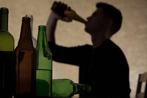 Alcohol gebruik onder jongeren blijft een probleem. Jongeren en ouders zien de gevolgen niet altijd in. Maar de gevolgen van alcoholgebruik kunnen fors zijn.