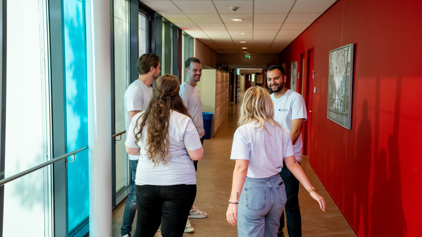 Jongeren dat meegeven wat ze nodig hebben. Dat is belangrijk! Daarbij moeten we burgerschap en digitale geletterdheid als basisvaardigheden meewegen. Jongeren, leerkrachten en ouders hebben vaardigheden, kennis en bewustzijn binnen beide thema's dagelijks nodig.
