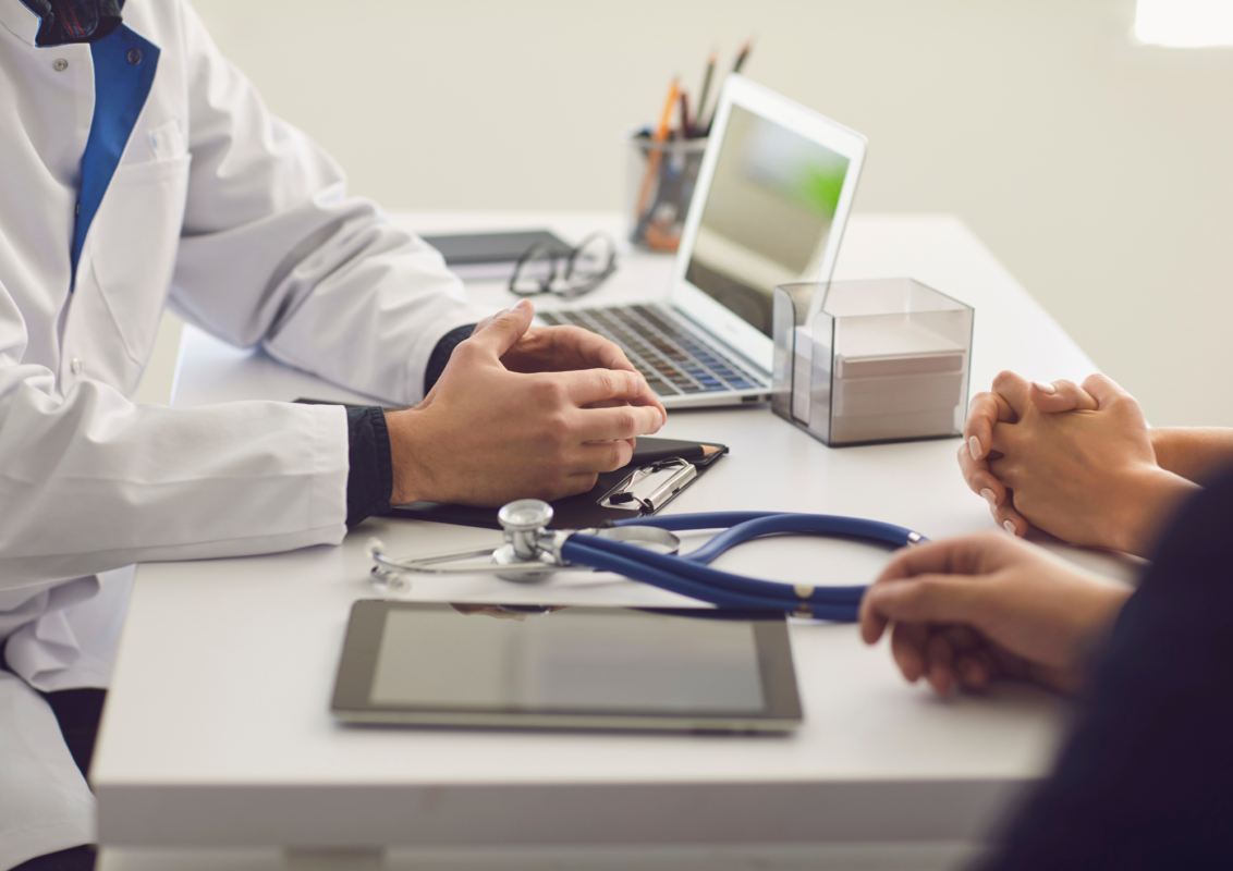 Afspraak bij de dokter met arts, kind en ouders.