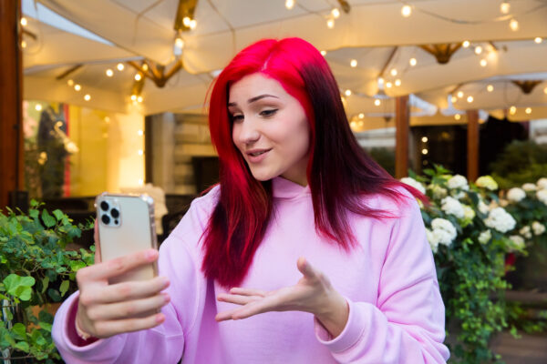 Meisje met rood haar die een volg maakt op TikTok