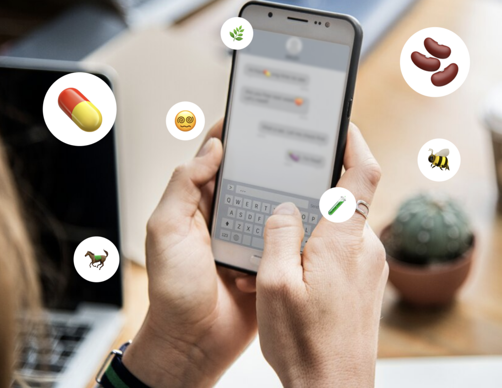 Een jongere typt een bericht op haar smartphone omringd door emoji’s zoals een aubergine, pil, wietblad, bonen en bij – symbolen met verborgen betekenissen die vaak niet door ouders of scholen worden herkend.