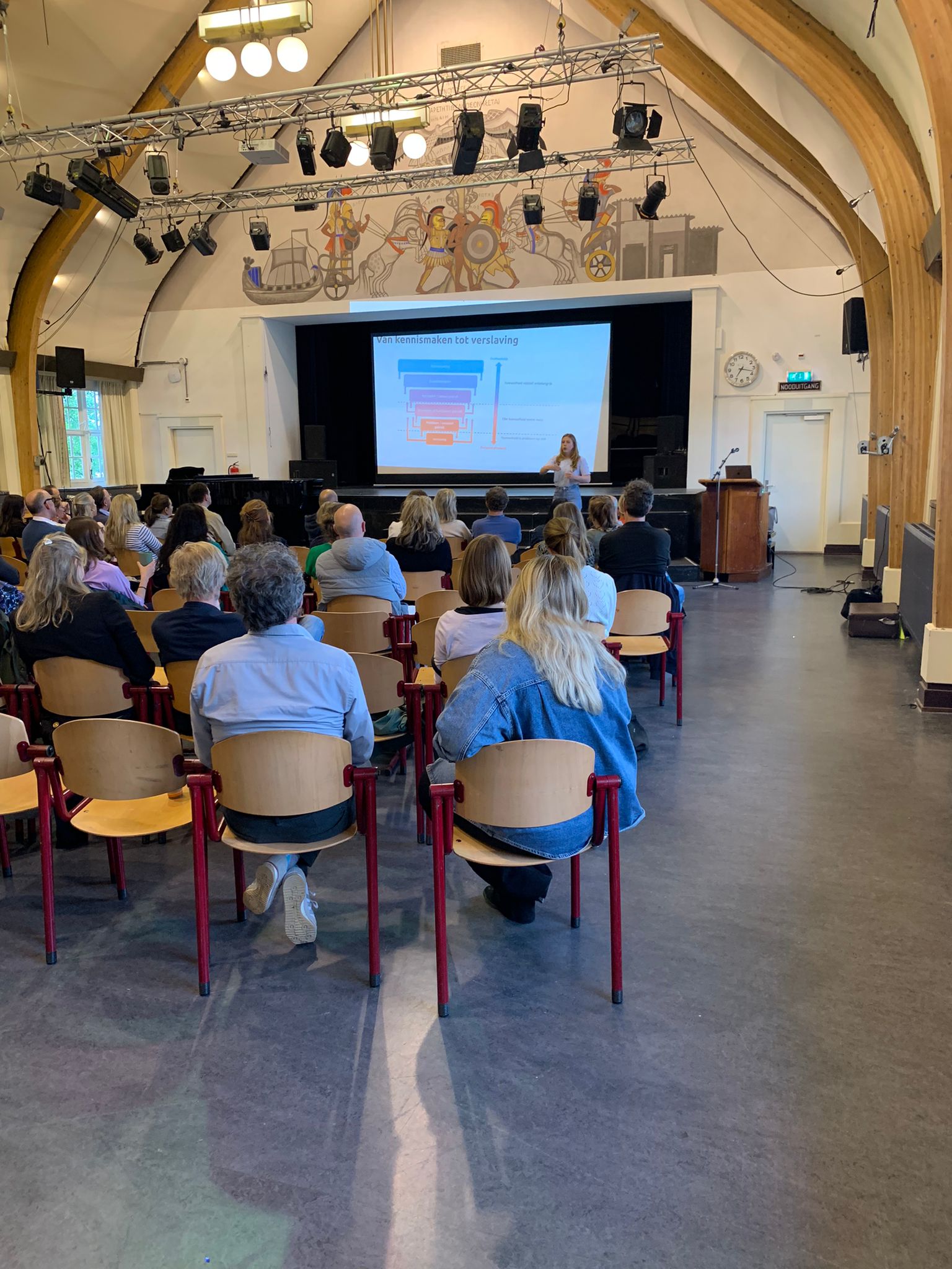 Spreker geeft voorlichting over online gokken tijdens ouderavond op middelbare school