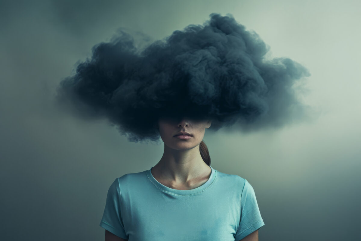 Jonge vrouw met donkere wolk boven haar hoofd als metafoor voor mentale gezondheid bij jongeren, stress en sombere gevoelens.