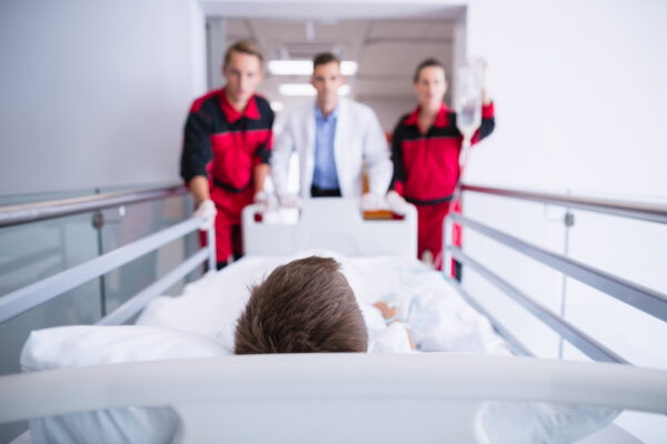 Zorgverleners duwen een brancard met een jongere naar de spoedeisende hulp na een drugsvergiftiging.