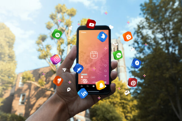 Hand met smartphone omringd door socialmedia-iconen als Instagram, TikTok en Twitter, symbool voor jongeren die social media als nieuwsbron gebruiken
