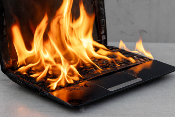 Een Chromebook staat in brand na kortsluiting veroorzaakt door deelname aan de Chromebook Challenge