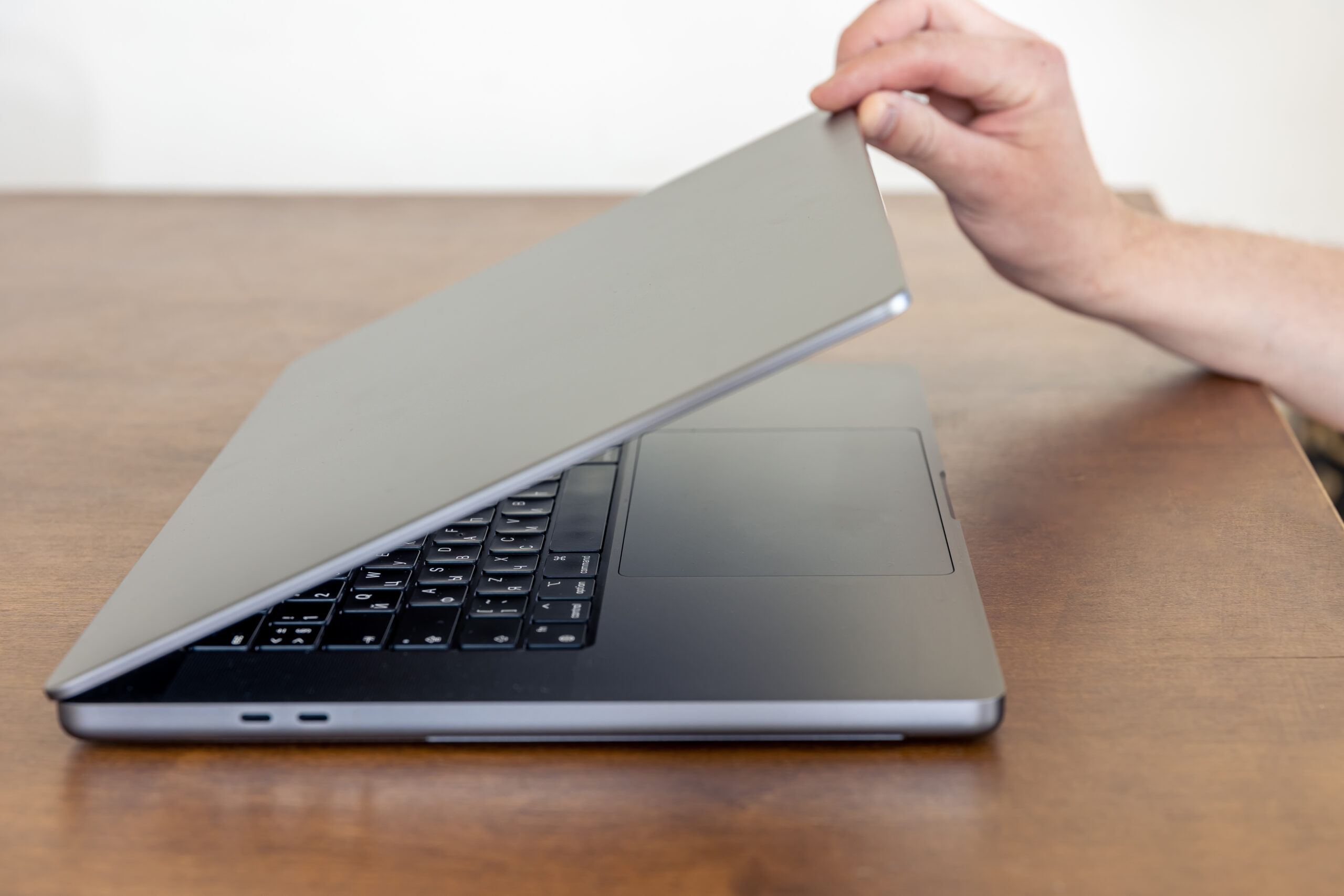 Jongere klapt snel een laptop dicht als symbool voor verborgen online gedrag en schaamte bij pornoverslaving.