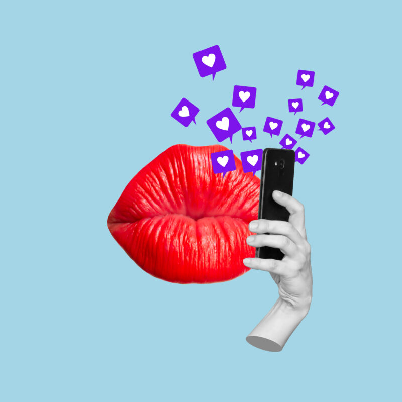 Grote rode lippen en een hand met smartphone, omringd door like-symbolen – symbool voor de verleiding van online aankopen bij jongeren.