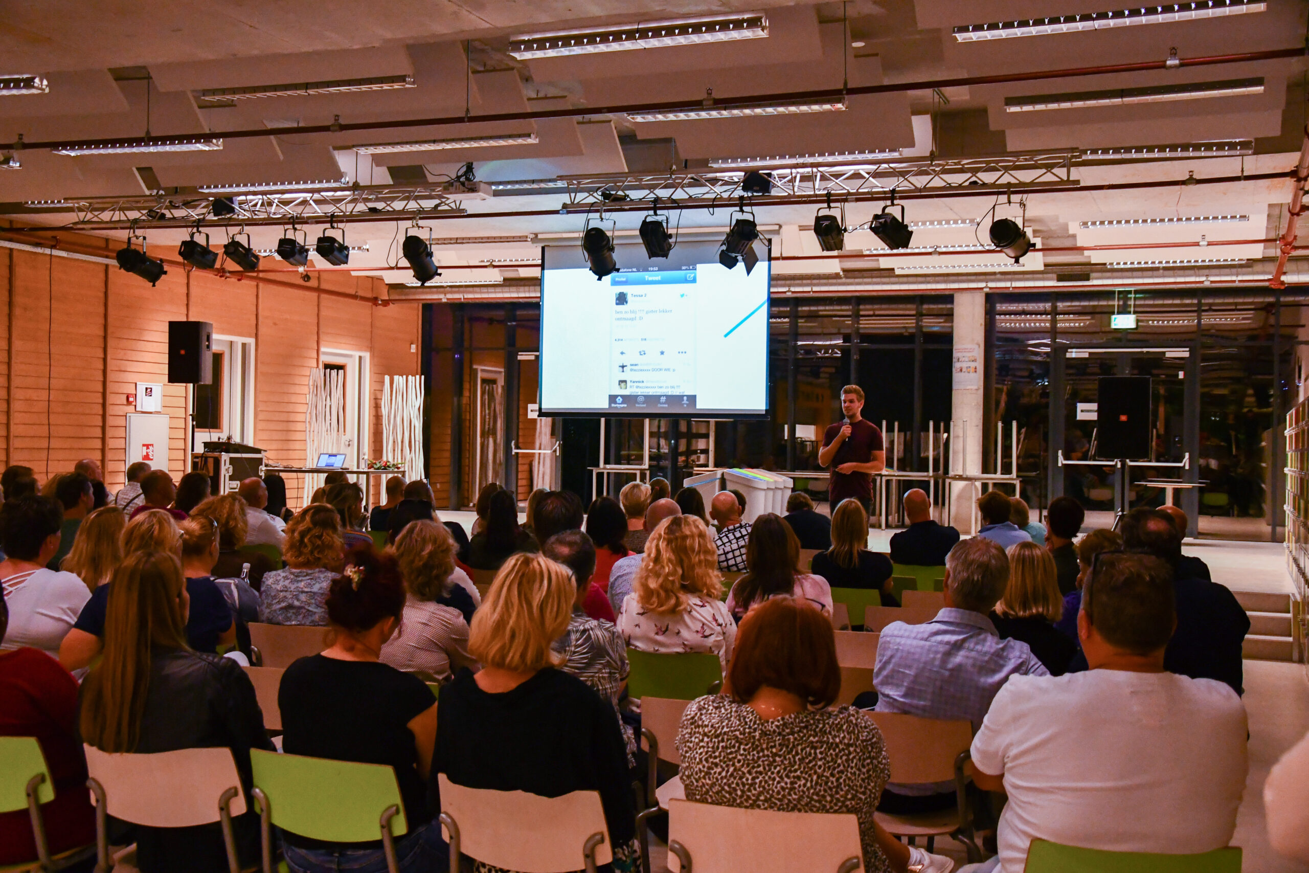 Leerlingen reflecteren op schermtijd en notificaties in de les