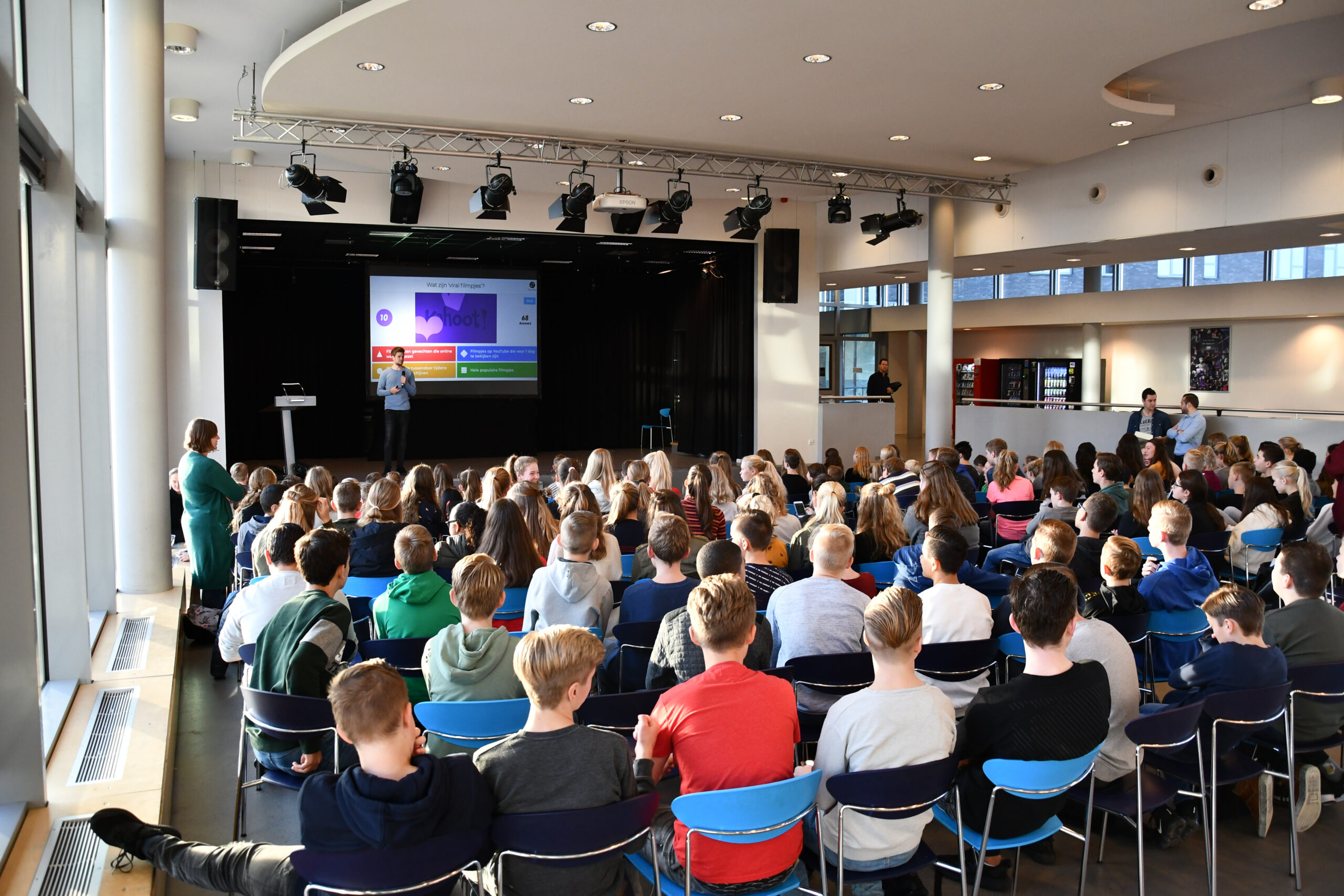 Docent bespreekt signalen van grooming en veilig online contact