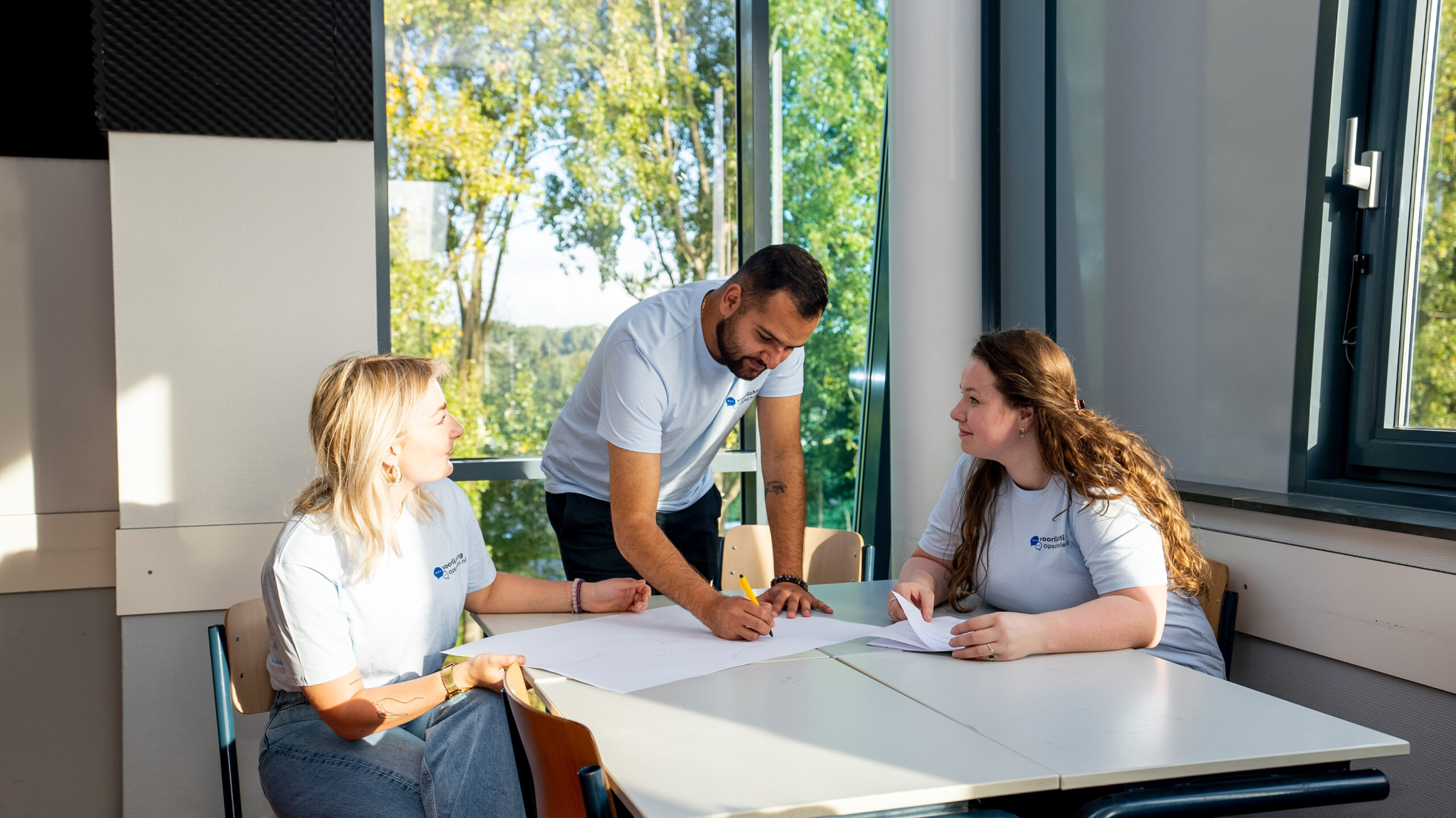 Klas oefent respectvolle online communicatie in groepsapps Titel: Online met elkaar omgaan