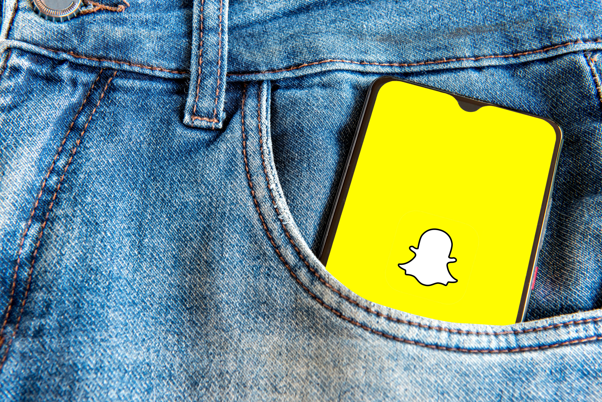 Jongeren scrollen door Snapchat-herinneringen op hun telefoon