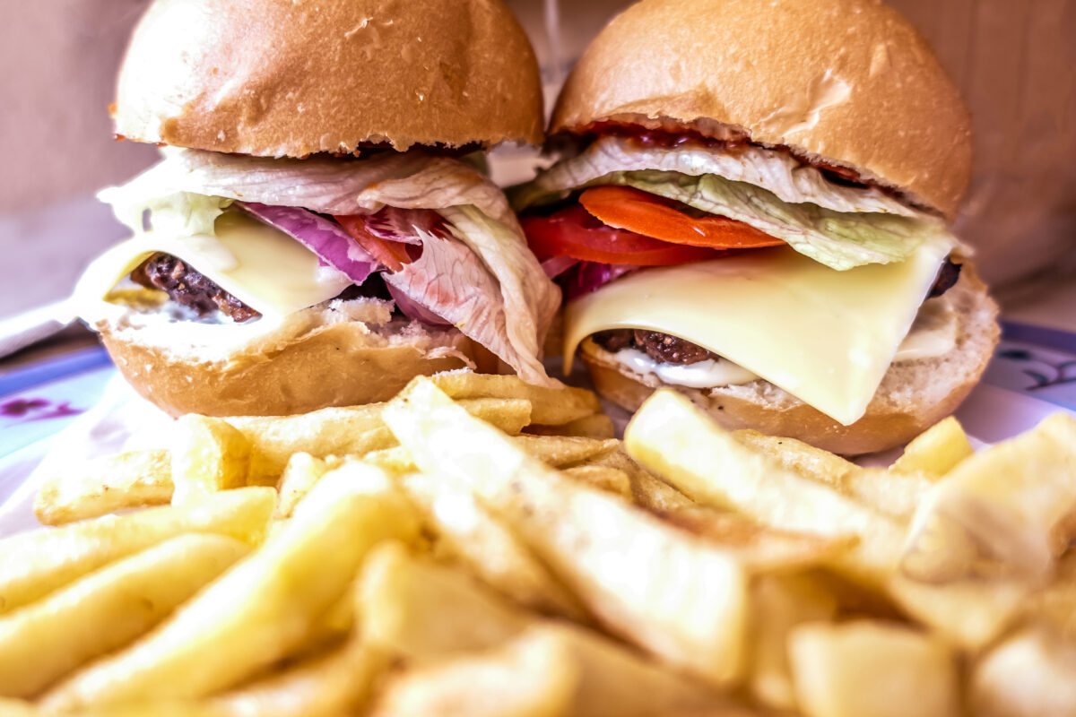 Twee hamburgers met friet als voorbeeld van ongezond eetgedrag bij jongeren.