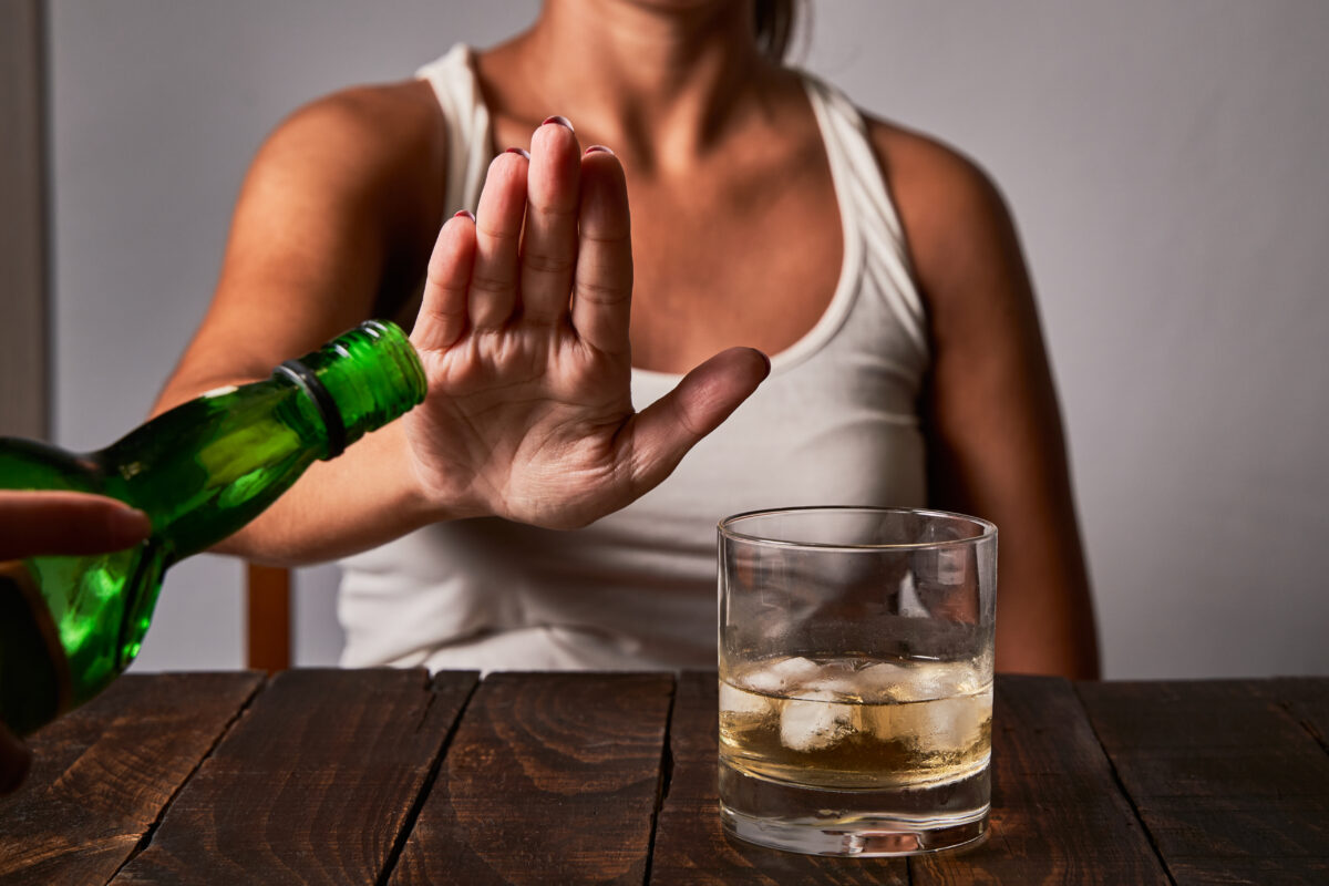 Jongere weigert alcohol door hand op te steken bij een glas drank tijdens Dry January