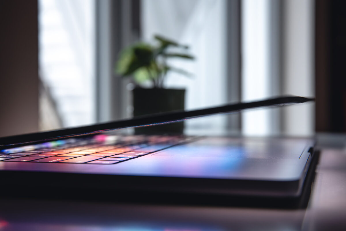 Laptop op een bureau met half geopend scherm, symbool voor online content waar jongeren onbedoeld mee in aanraking kunnen komen