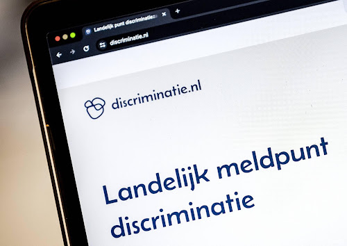 Website van het landelijk meldpunt discriminatie kinderen op discriminatie.nl geopend op een laptop