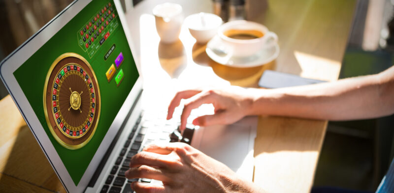 Persoon speelt online roulette op een laptop, wat laat zien hoe eenvoudig digitaal gokken toegankelijk is.