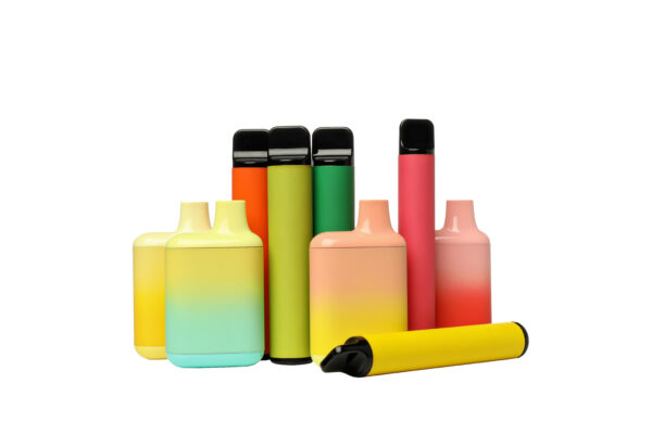 Verschillende kleurrijke wegwerpvapes met zoete uitstraling tegen een witte achtergrond.