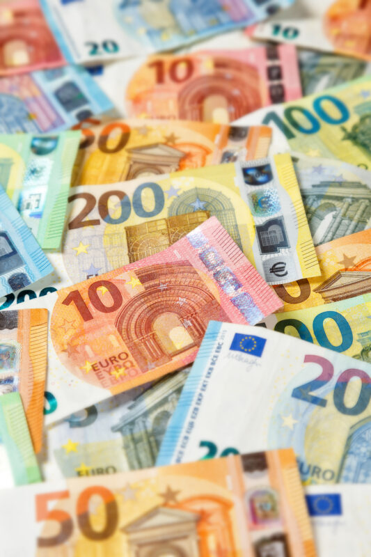 Eurobankbiljetten van verschillende waarden als symbool voor geld, financiën en financiële educatie bij jongeren.