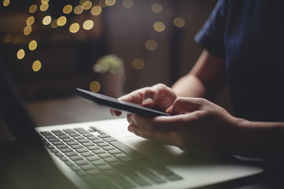 Jongere gebruikt smartphone voor chatapps en online communities zoals Discord en Telegram