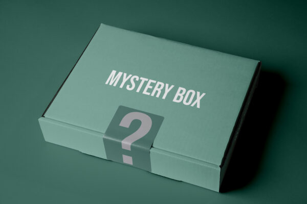 Groene mystery box met een vraagteken, symbool voor blindboxes en de verrassingsfactor bij jongeren