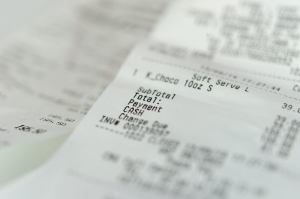 Close-up van een kassabon met bedragen en betaalinformatie, symbool voor aankoopbewijzen en mogelijke fraude met nepbonnen