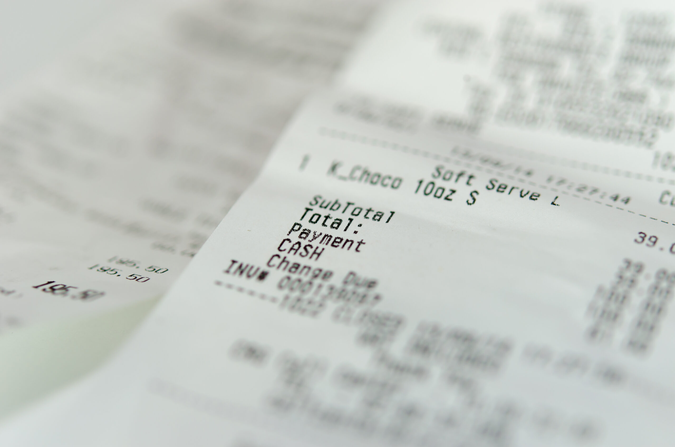 Close-up van een kassabon met bedragen en betaalinformatie, symbool voor aankoopbewijzen en mogelijke fraude met nepbonnen