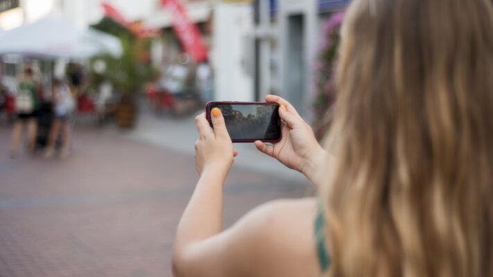 Jongere maakt met smartphone beelden op straat en filmt een situatie in de openbare ruimte