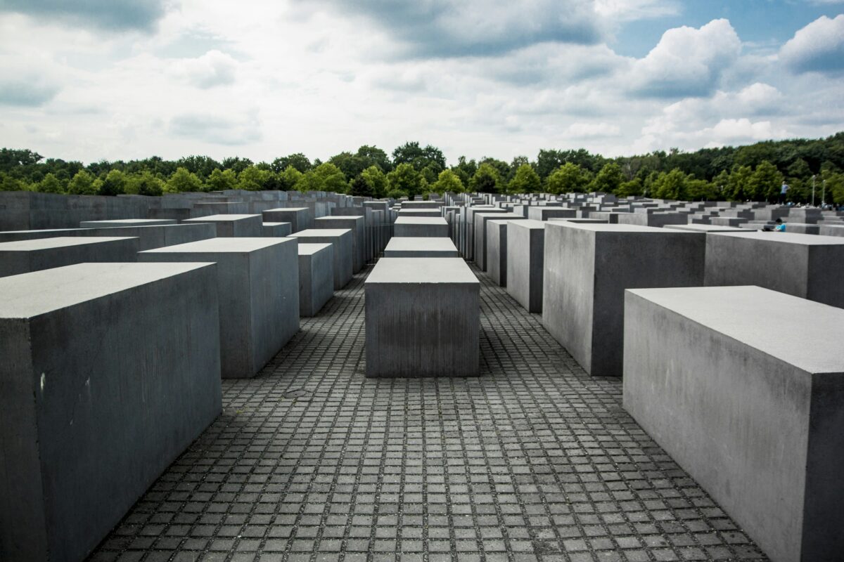 Holocaust monument met betonnen blokken als herdenking van slachtoffers en geschiedenis