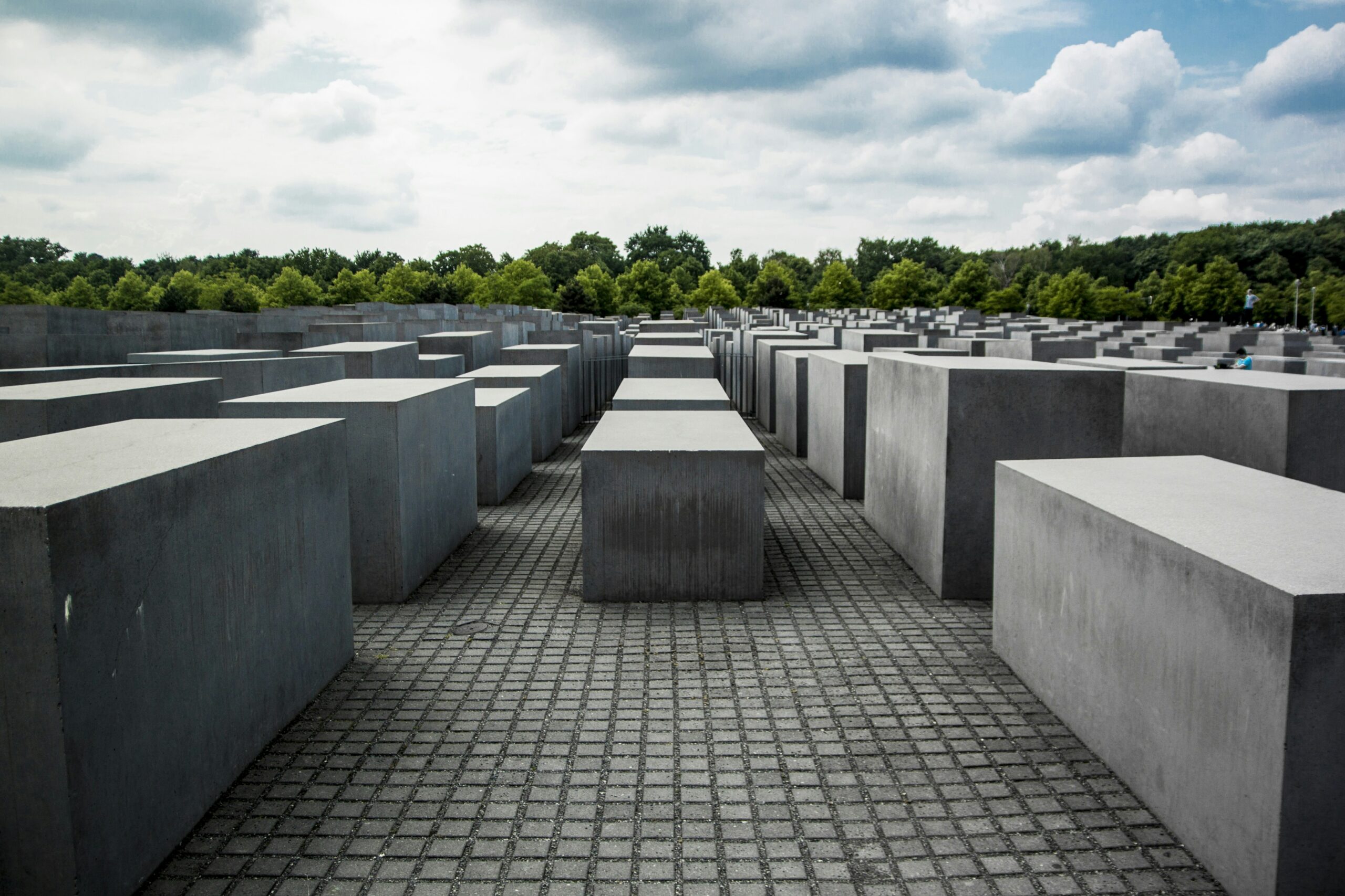 Holocaust monument met betonnen blokken als herdenking van slachtoffers en geschiedenis