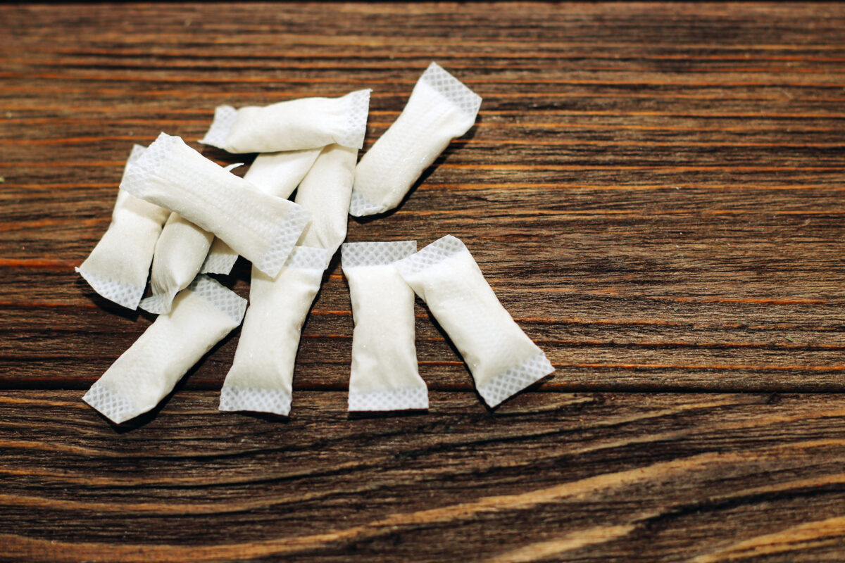 Snuszakjes met nicotine op houten ondergrond, voorbeeld van snus onder jongeren