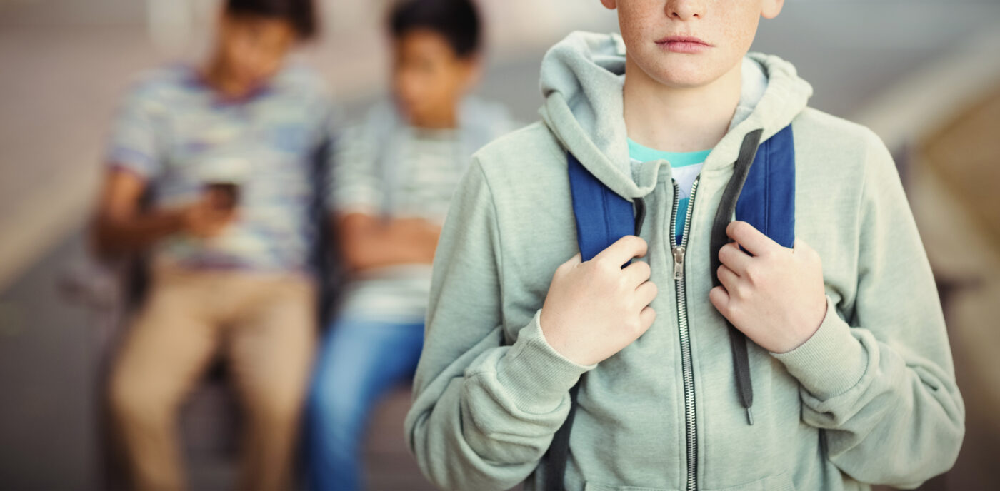 Jongen op schoolplein terwijl scholen vaker invloed van manosphere jongeren herkennen