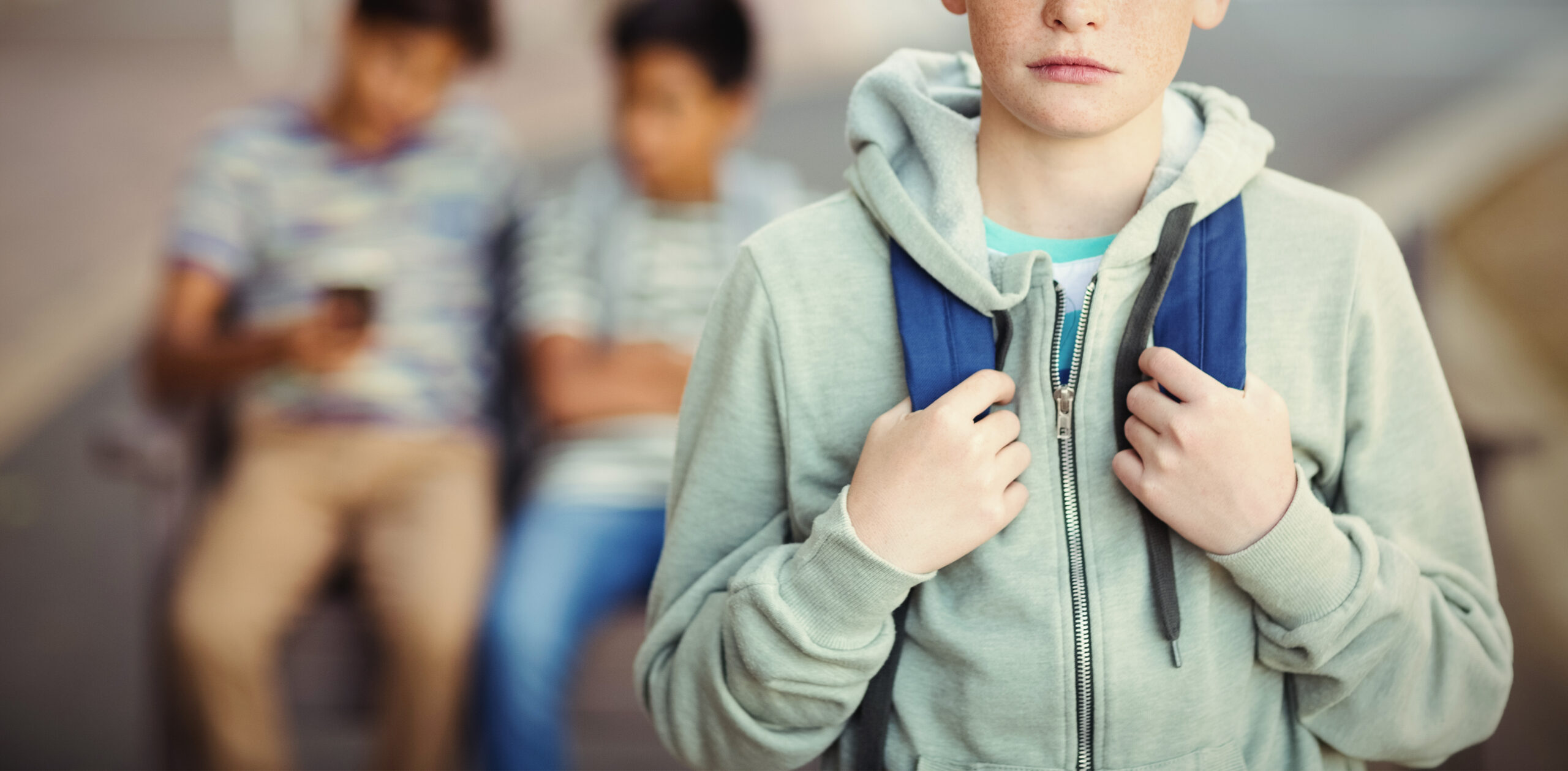 Jongen op schoolplein terwijl scholen vaker invloed van manosphere jongeren herkennen