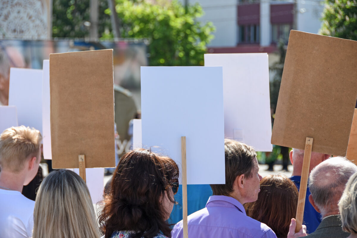Demonstranten met borden tijdens een protest, passend bij extremistische propaganda op social media