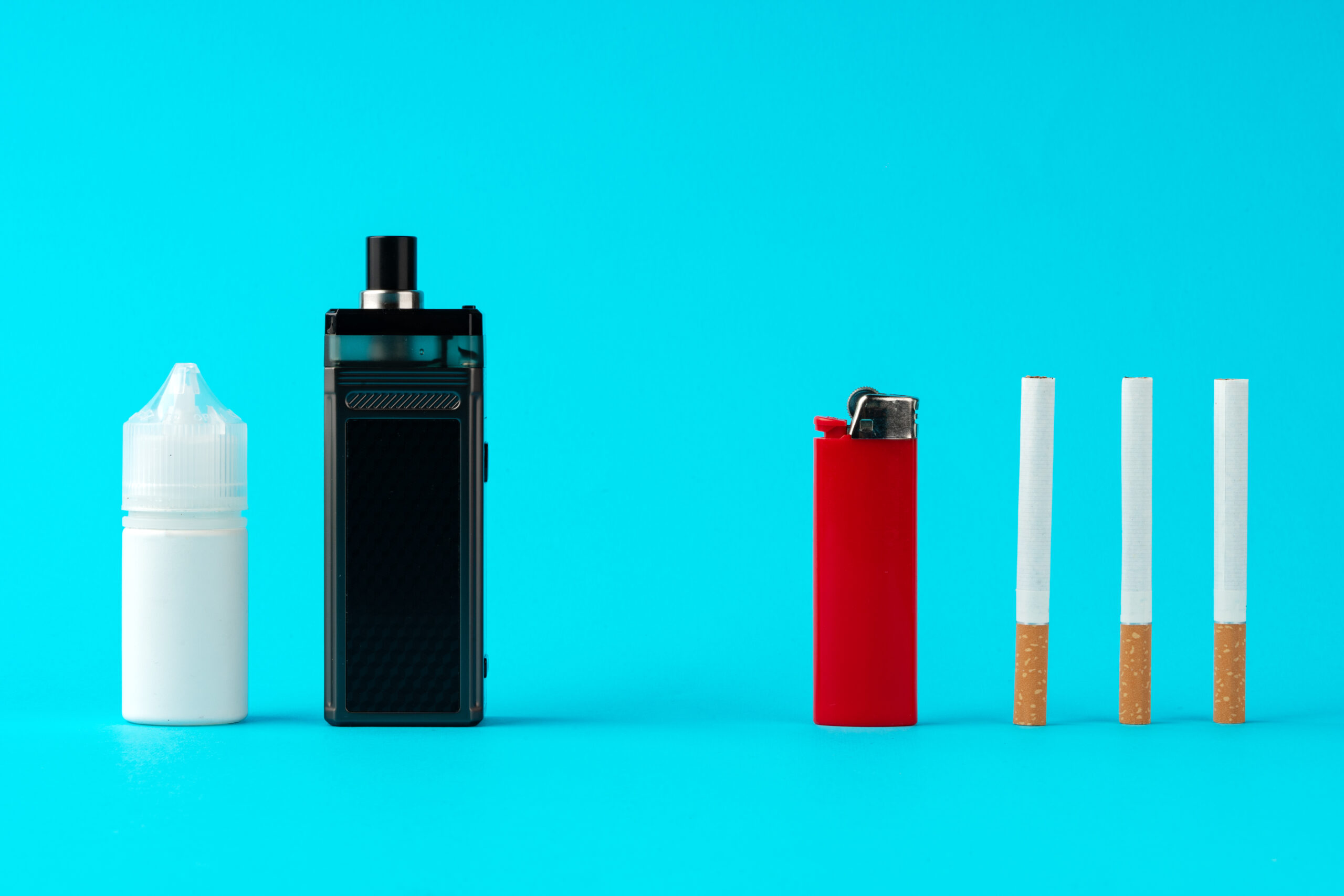 Vape en navulfles naast aansteker en drie sigaretten op een blauwe achtergrond