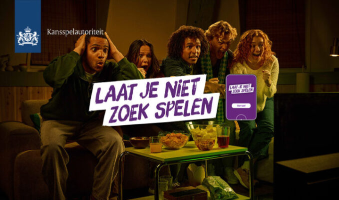 Campagnebeeld van de Kansspelautoriteit waarop een groep jongeren gespannen naar een sportwedstrijd kijkt, met de boodschap ‘Laat je niet zoek spelen’ in beeld.