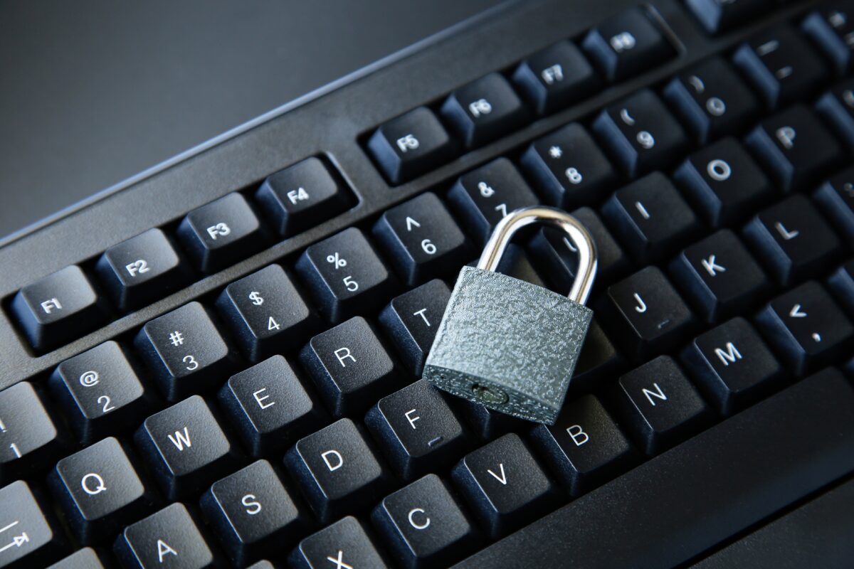 Hangslot op een computertoetsenbord als symbool voor online privacy, gegevensbescherming en digitale veiligheid.