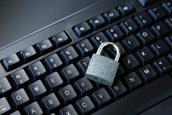 Hangslot op een computertoetsenbord als symbool voor online privacy, gegevensbescherming en digitale veiligheid.