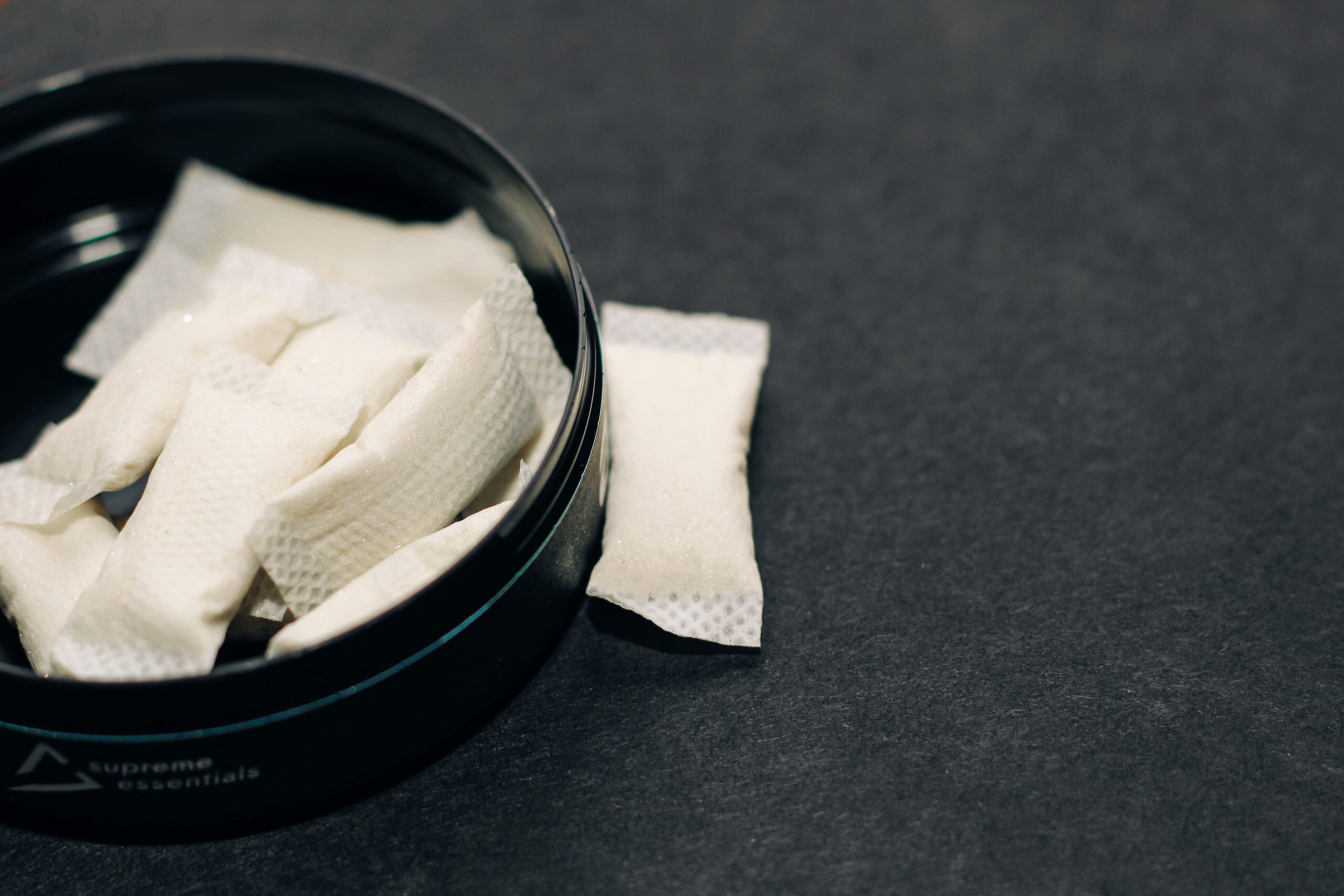 Blikje met nicotinezakjes zonder tabak, gebruikt ter illustratie van het verschil tussen snus en nicotinezakjes.