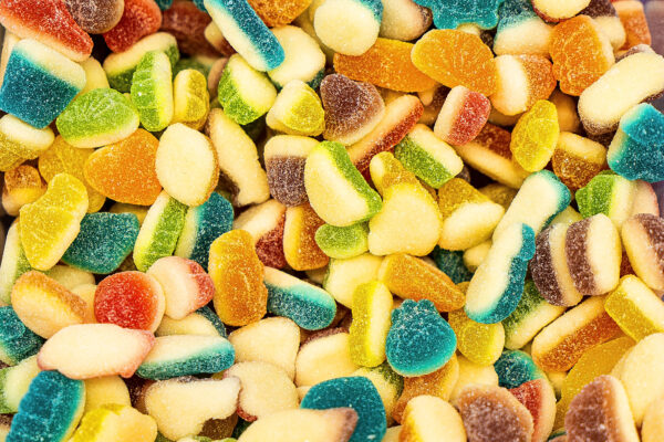Kleurrijke gummies en snoepjes die qua uiterlijk vergelijkbaar zijn met de vorm waarin THC-snoepjes worden aangeboden.