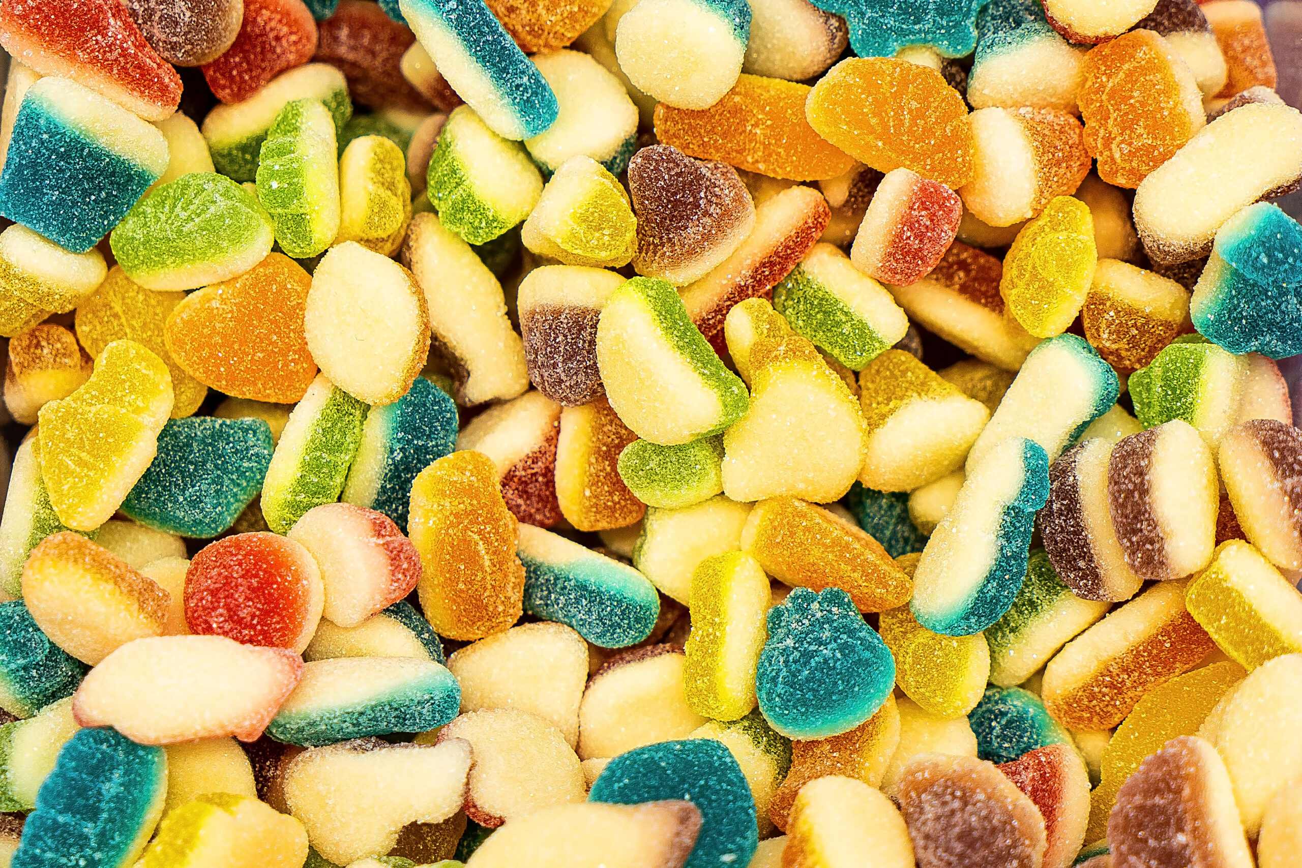 Kleurrijke gummies en snoepjes die qua uiterlijk vergelijkbaar zijn met de vorm waarin THC-snoepjes worden aangeboden.