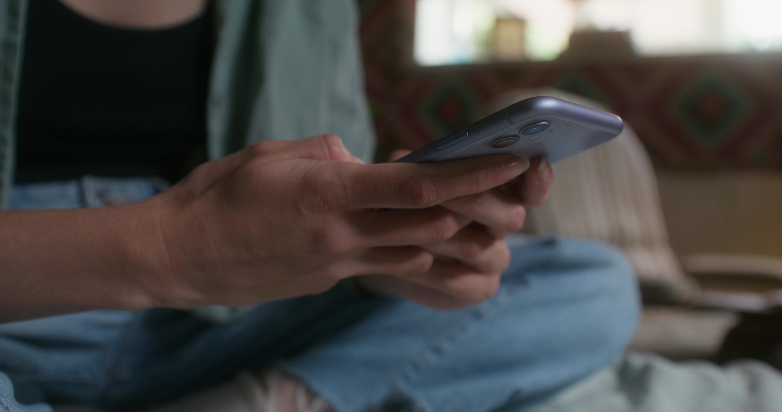 Jongere gebruikt een smartphone tijdens online contact