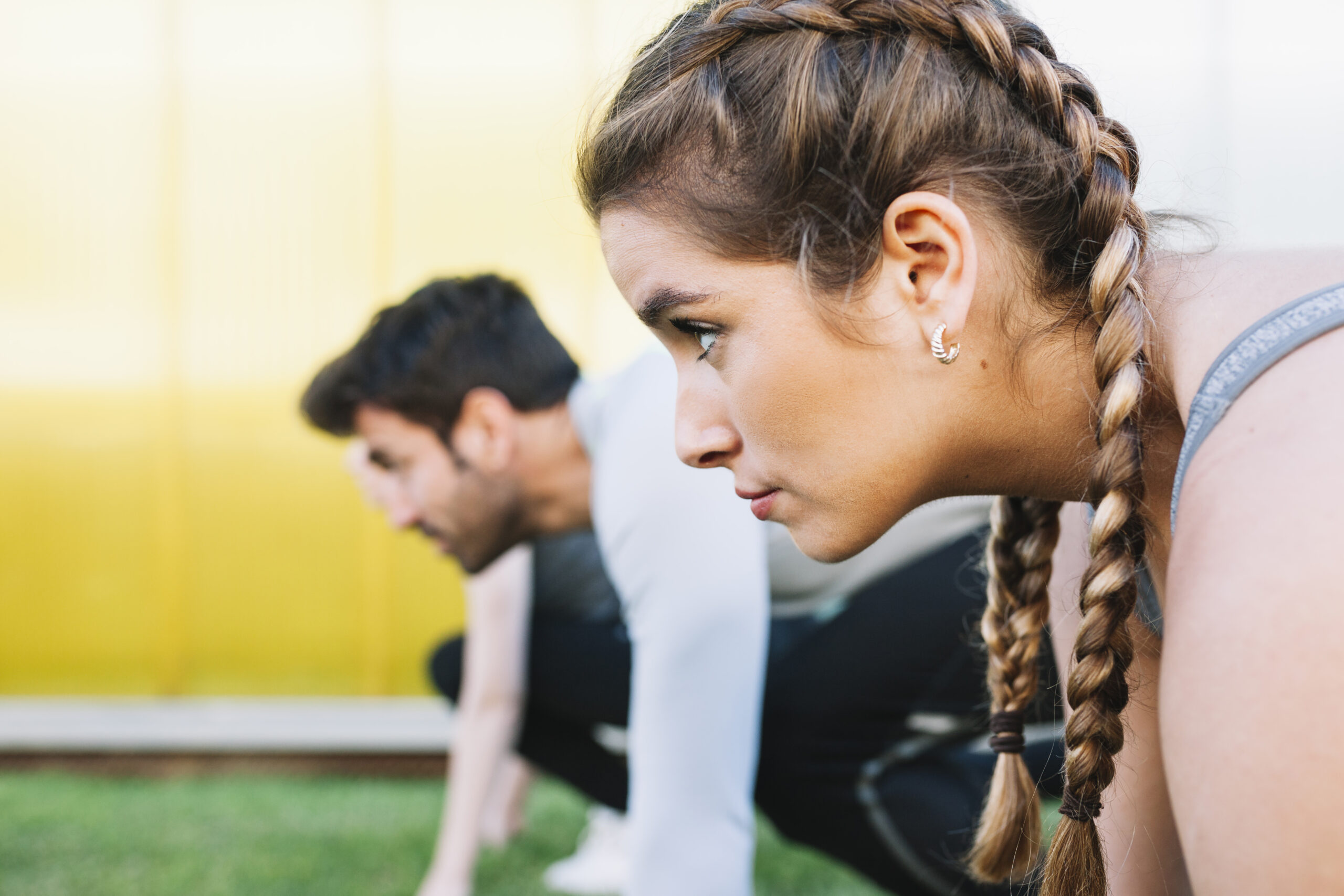 Twee sporters concentreren zich op hun training, passend bij de locked in-trend onder jongeren.