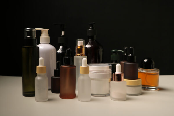 Verschillende skincareproducten, waaronder serums en gezichtscrèmes, die populair zijn binnen de Sephora kids-trend.