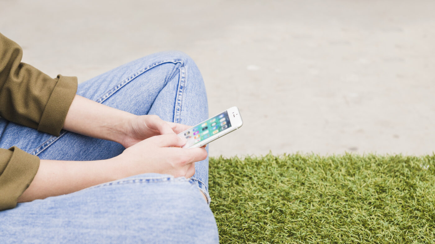 Jongere gebruikt smartphone en kiest ervoor om de online status te verbergen voor meer privacy en rust.